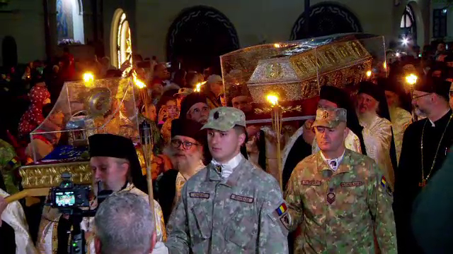 Pelerinajul Sfintei Parascheva de la Iași atinge apogeul. Credincioșii așteaptă și 16 ore: ”Ceva ce nu am simțit niciodată”