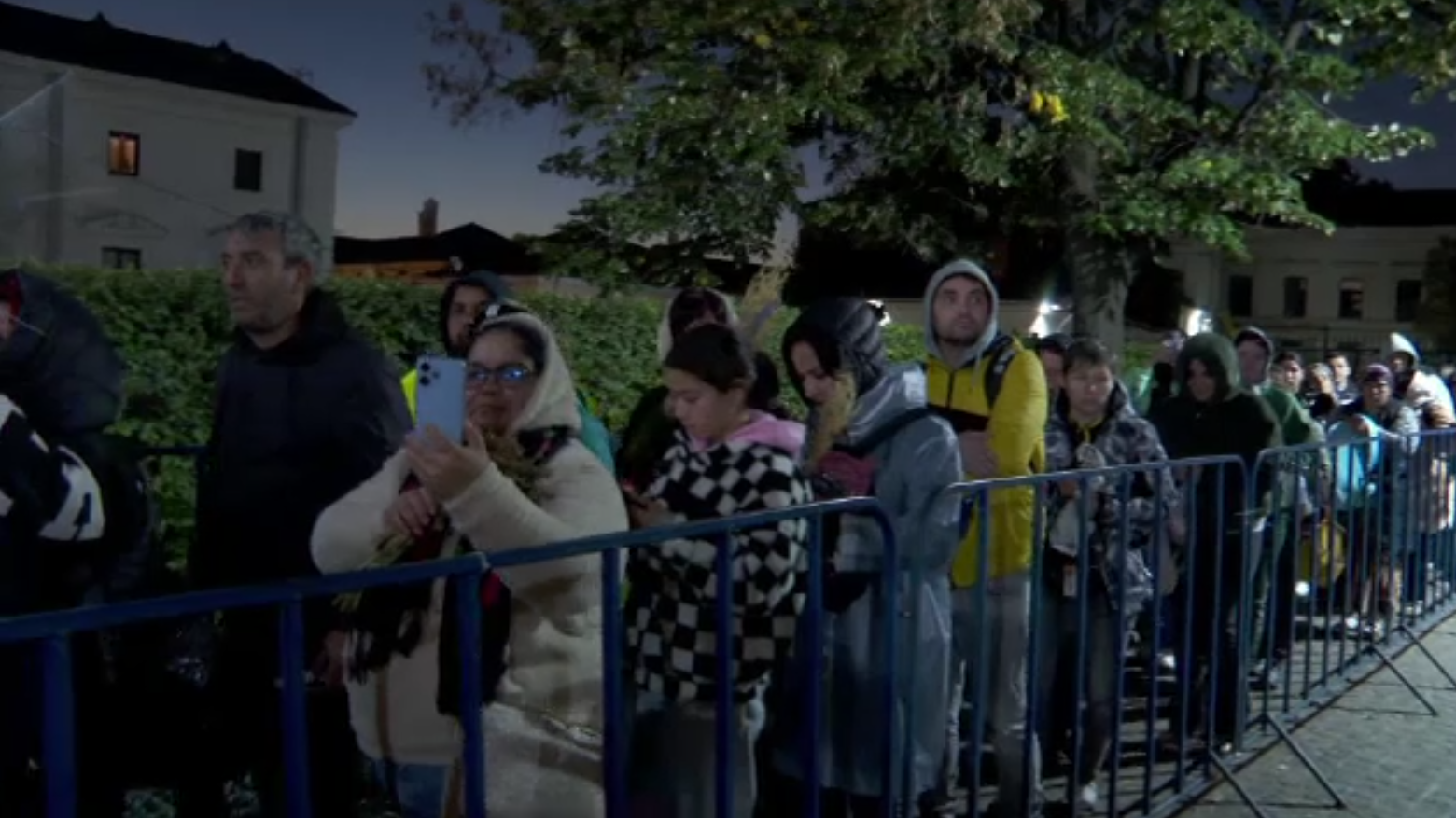 Timpul de așteptare la moaștele Sfinților Parascheva și Pantelimon a ajuns la 18 ore. Coada se întinde peste 6 kilometri