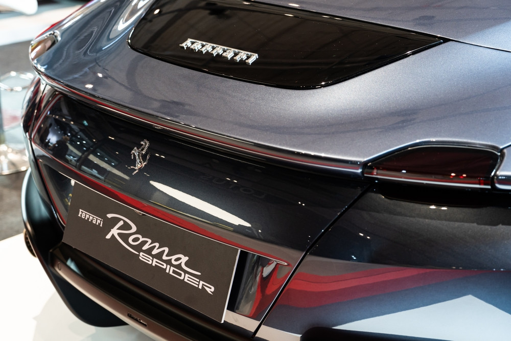 VIDEO. Cel mai nou model al unui brand celebru de mașini de lux demonstrează că lemnul este mai bun decât fibra de carbon