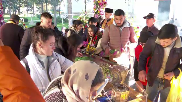 Capitala ortodoxiei române. Sarmale și vizite la mall, după închinarea la Sfânta Parascheva. ”Să vadă Occidentul din Iași”