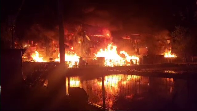 Pompierii din Iași se luptă de o zi să stingă un incendiu de la o hală de colectare a deșeurilor. „Mă înecam, nu aveam aer”