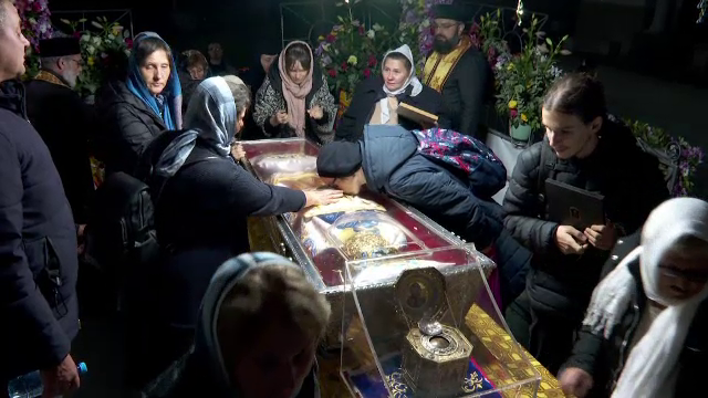 Coadă de peste 7 kilometri la moaștele Sfintei Parascheva, în Iași. Credincioșii au dormit în lăcașul de cult