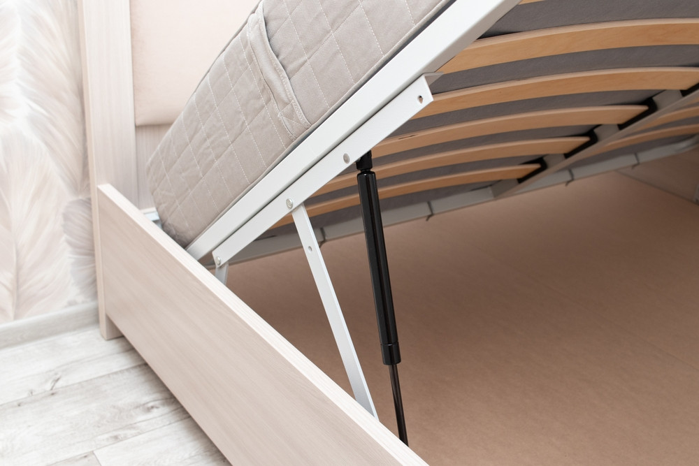 O femeie a murit asfixiată după ce patul defect i-a „înghițit” capul. „Nu scotea niciun sunet”