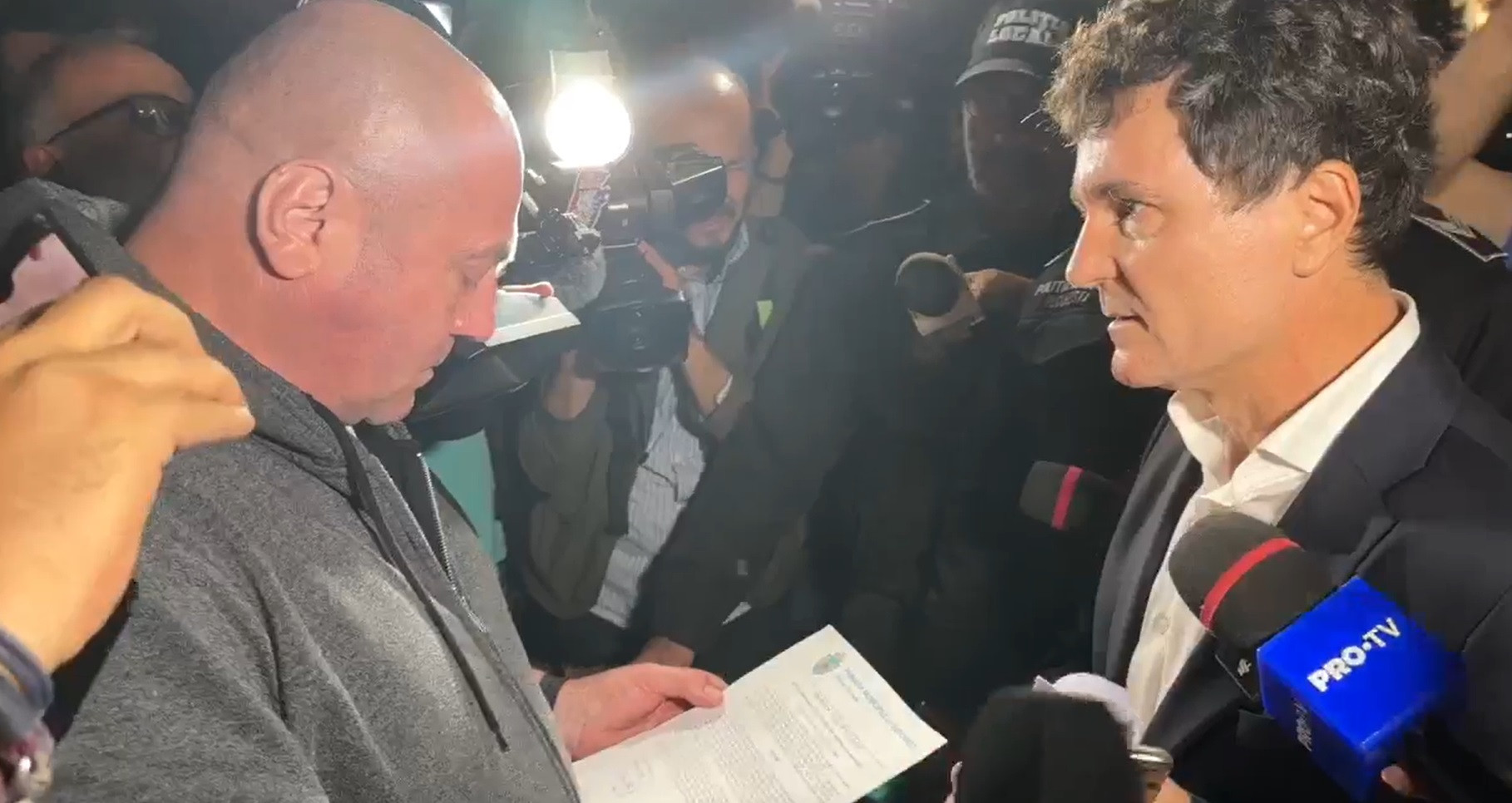 Scandal în Piața Unirii între Nicușor Dan și Poliția Locală a Sectorului 4. Intervin echipaje ale Poliţiei şi Jandarmeriei