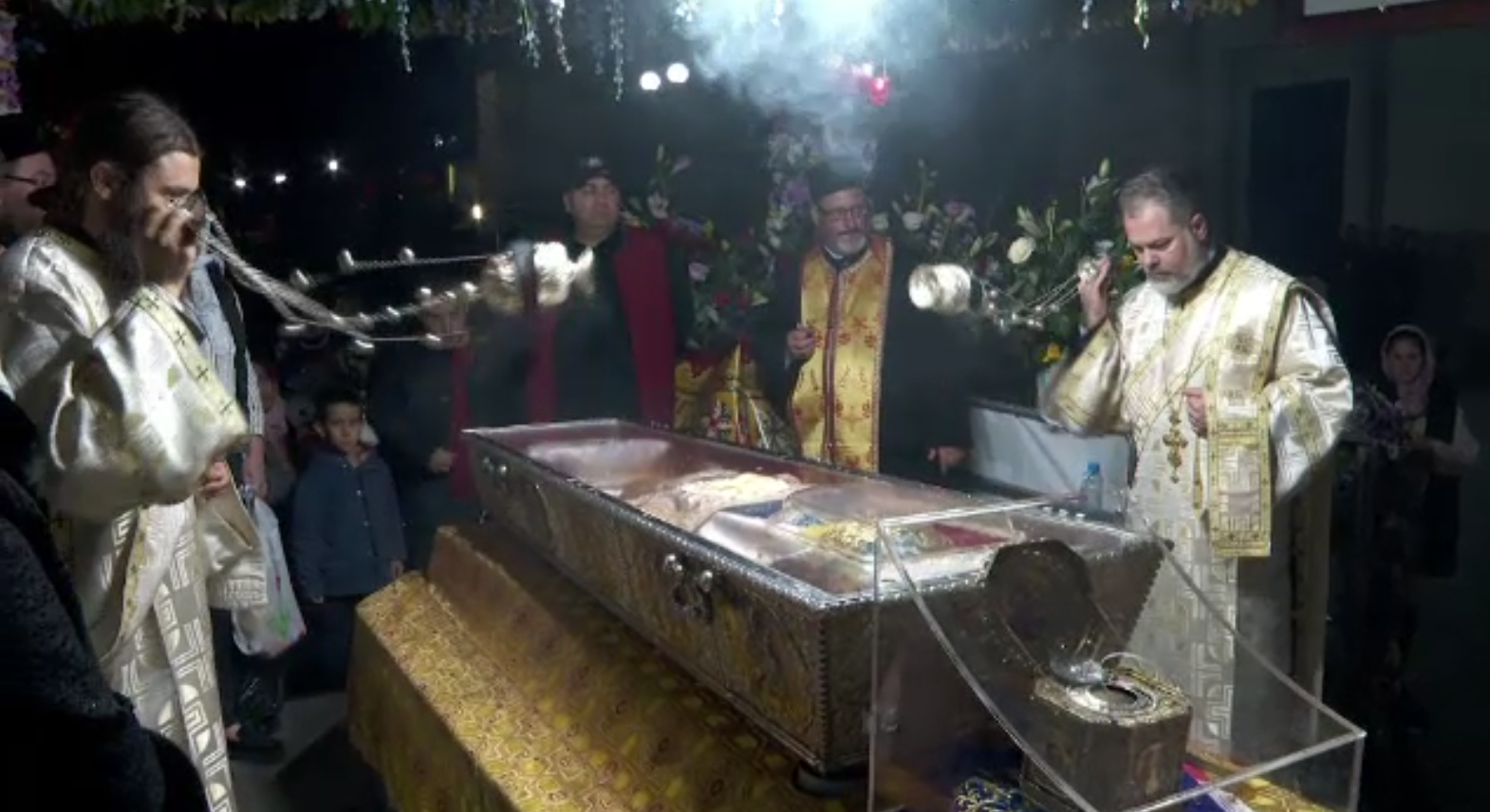 Pelerinajul dedicat Cuvioasei Parascheva s-a încheiat oficial. La miezul nopţii, 38.000 de oameni așteptau să ajungă la raclă