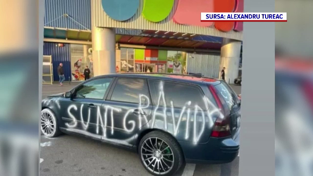 Un șofer din Brăila și-a găsit mașina vandalizată în parcarea unui centru comercial. Ce mesaje avea, cu vopsea albă