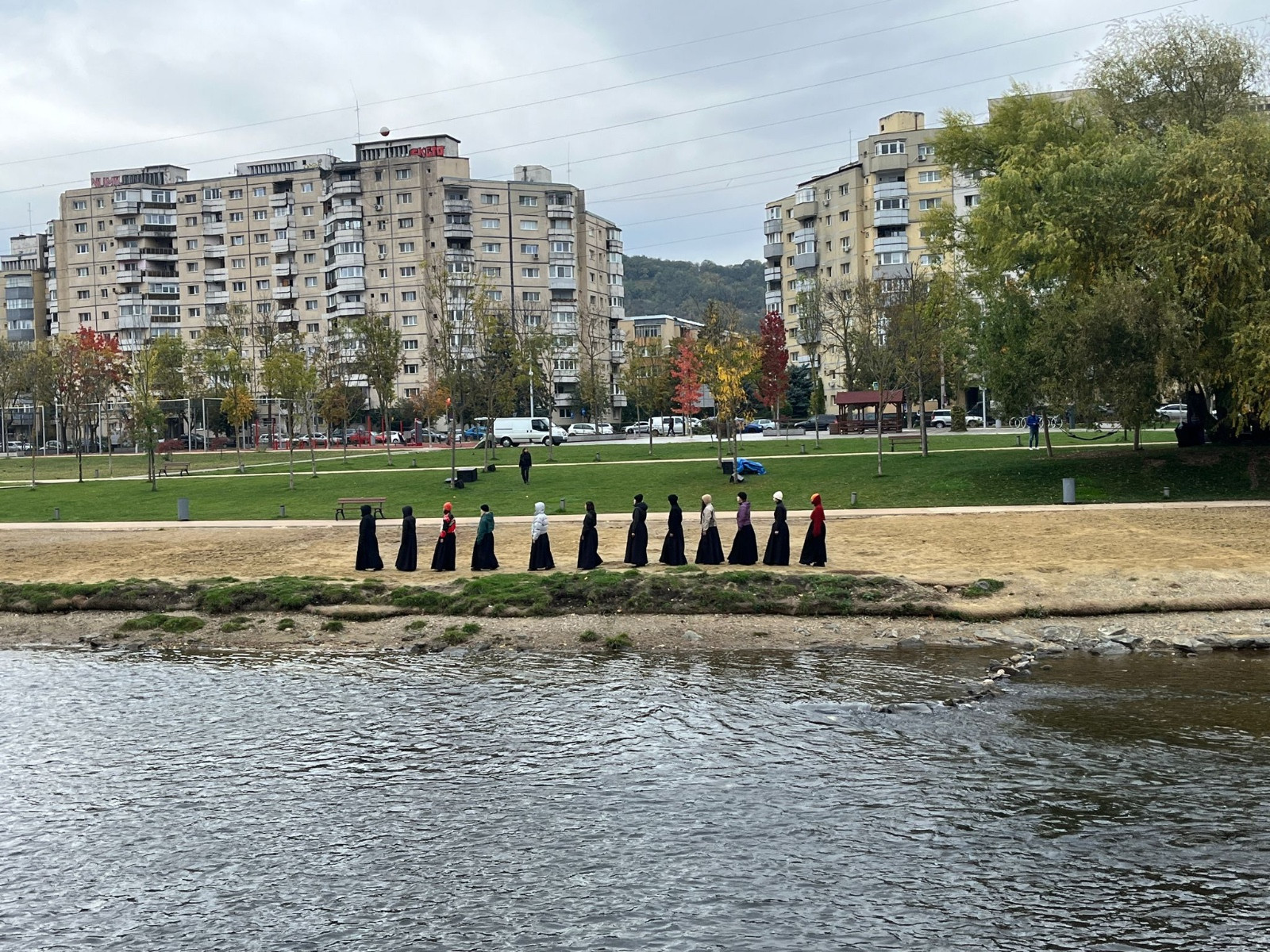 Scenele care le-au dat fiori clujenilor. Cine sunt „oamenii în negru” care părea că fac un ritual ocult pe maul Someșului