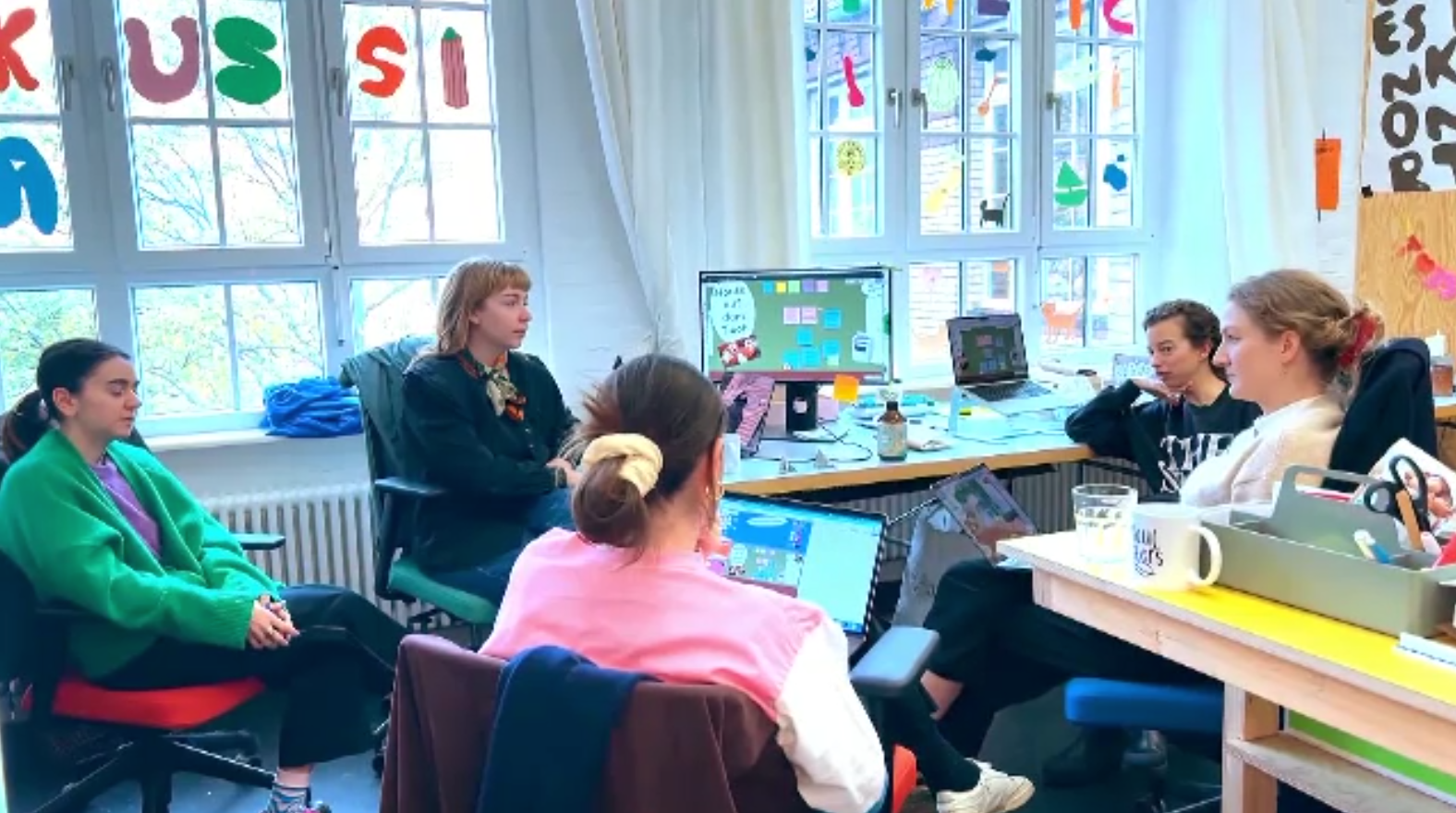 Mai multe companii oferă angajaților „zile de stat degeaba”. Soluția pentru a face angajații mai fericiți la muncă