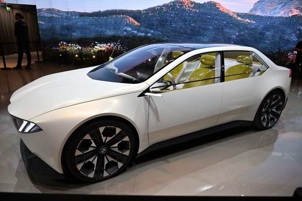 ANAF urmărește vânzările de mașini de lux, pentru care s-au folosit bani cash: ”Cea mai mare problemă, TVA-ul”