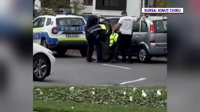 Un șofer care conducea haotic prin Pitești s-a încuiat în mașină când l-au oprit polițiștii. Ce ascundea