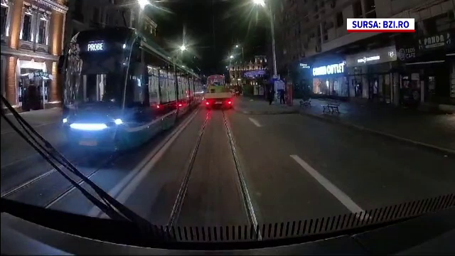 Zece tramvaie au fost blocate în Iaşi, după ce un șofer și-a parcat mașina pe șinele de tramvai. Ce le-a spus polițiștilor
