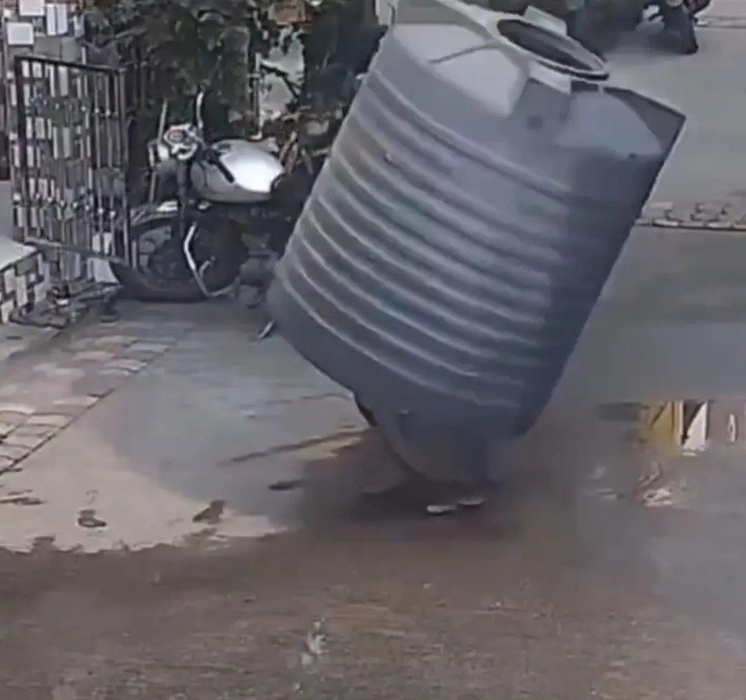 O femeie s-a dus să facă o donație, dar a avut parte de șocul vieții. Momentul în care un obiect uriaș cade peste ea | VIDEO