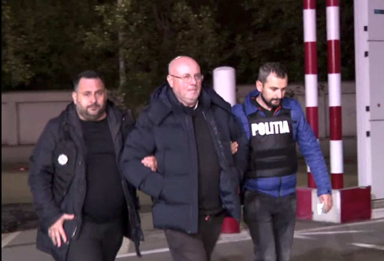 Reacția lui Adrian Marțian când a fost băgat încătușat în mașina Poliției. A transmis un mesaj tuturor părinților