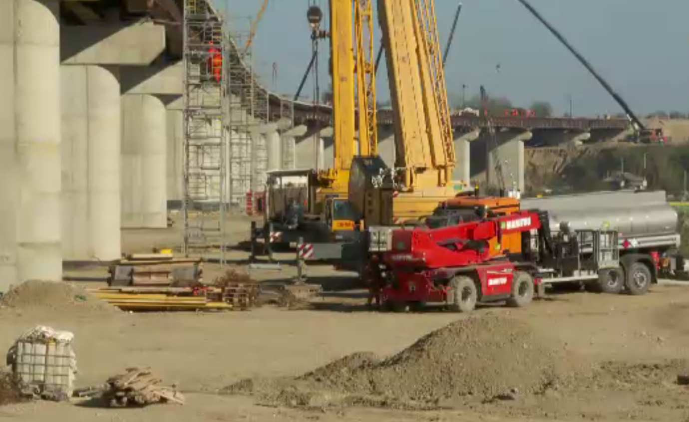 Ministrul Transporturilor: Mă aştept ca până la jumătatea anului să dăm în circulaţie cam 100 de kilometri de autostradă