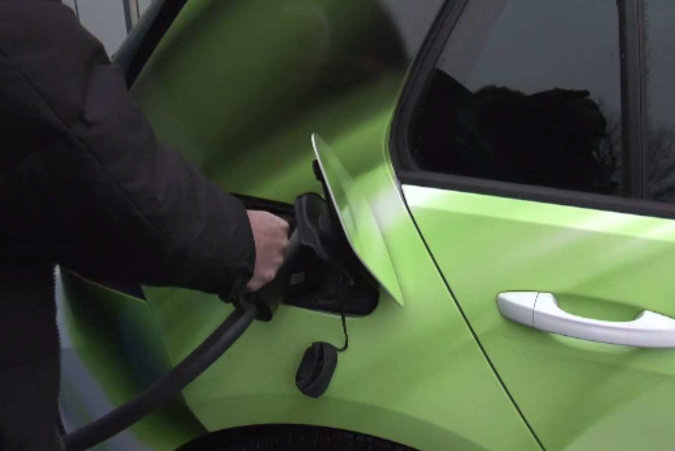 Viitorul auto stă în mașinile hibride și plug-in. Specialist auto: „Hibridele împacă ambele părți pentru mulți clienți”