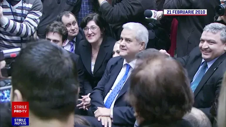 Februarie 2010: Mircea Geoană a pierdut alegerile pentru președinția PSD în fața lui Victor Ponta