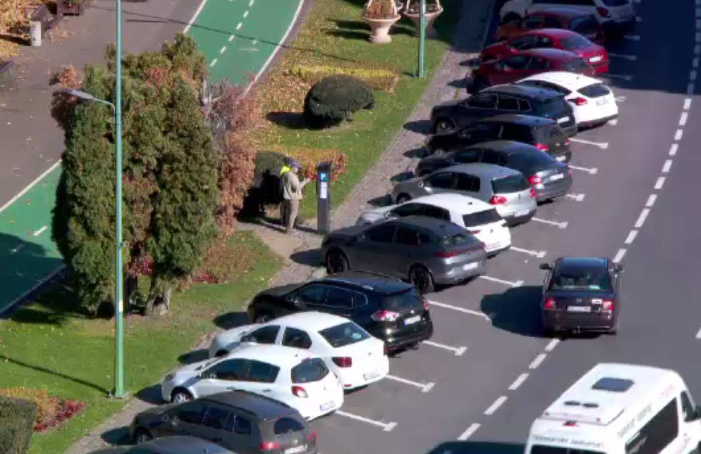 Locurile de parcare puține sunt deja problemă națională. Cele mai mari cozi sunt la cele mai ieftine parcări