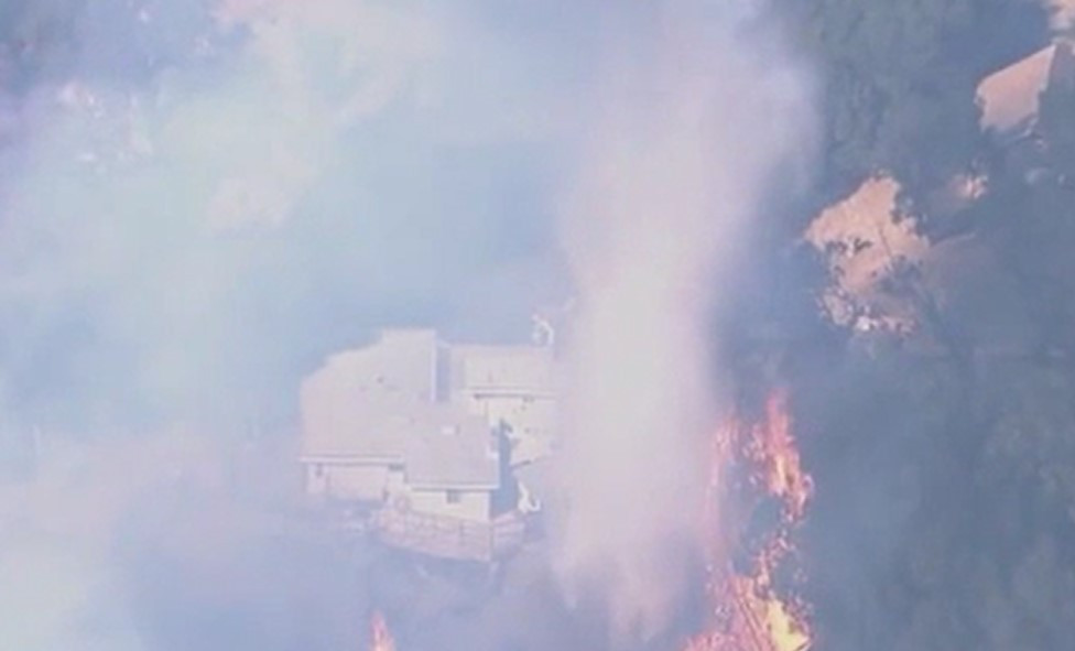 Incendiu izbucnit din senin în California. Mai multe clădiri au ars