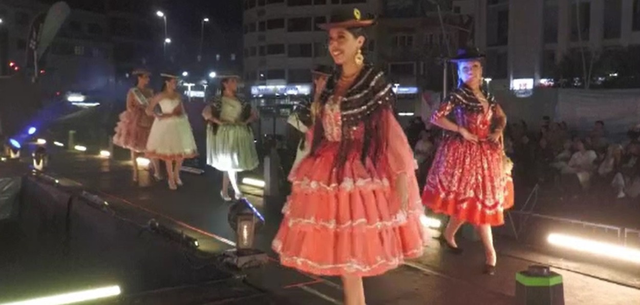 Spectacol de modă la 3.650 de metri altitudine. Ținutele etalate de aproape 150 de modele