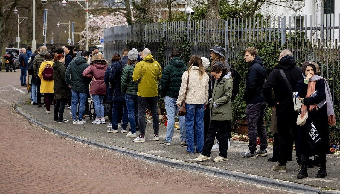Chişinăul spune că au fost create artificial cozi la secţiile de votare din Moscova: Au fost organizate transportări ilegale