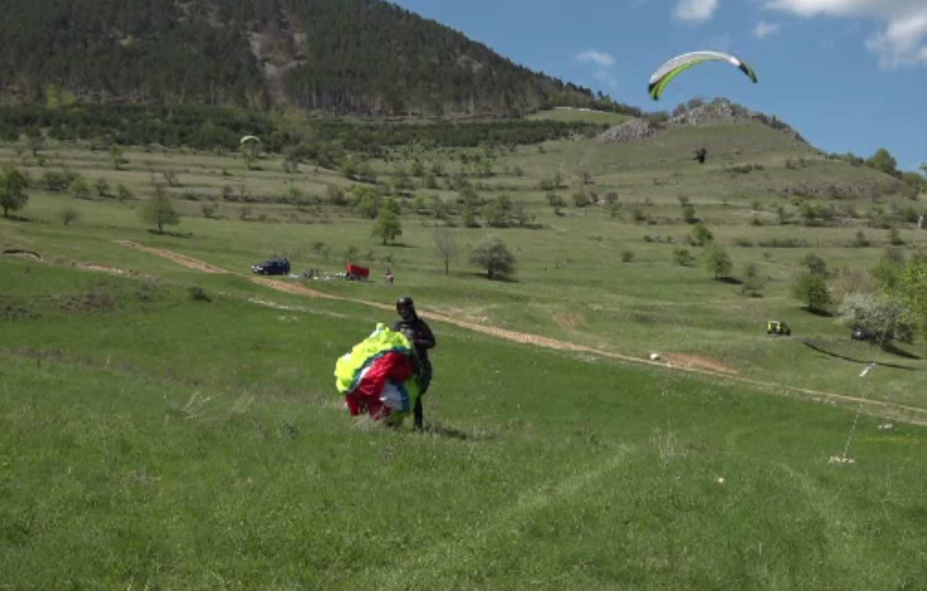 Instructorul care a căzut din parapantă terminase cursul anul acesta. „Era un băiat foarte calculat și foarte atent”