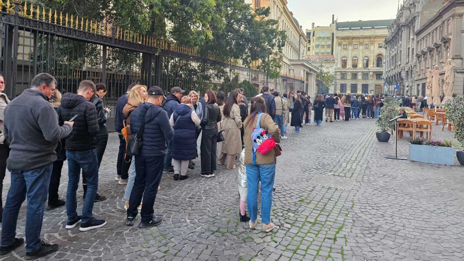 Mii de moldoveni au stat la coadă la referendum și să-și voteze președintele. Cozi uriașe la cele trei secții din București