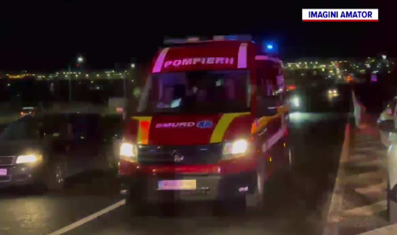 O familie a ajuns la spital după ce bunicul s-a răsturnat cu mașina, într-un sens giratoriu din Timiș. Greșeala șoferului