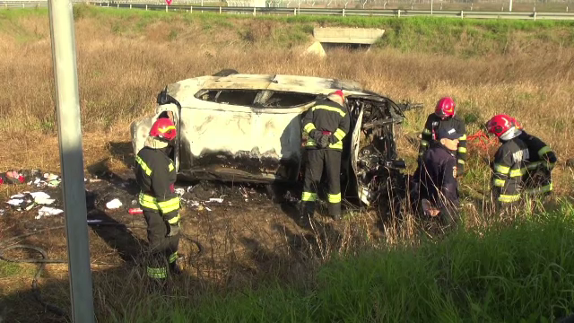 O șoferiță a ars de vie după ce s-a răsturnat cu mașina pe centura Bacăului. Martorii nu au putut să o salveze