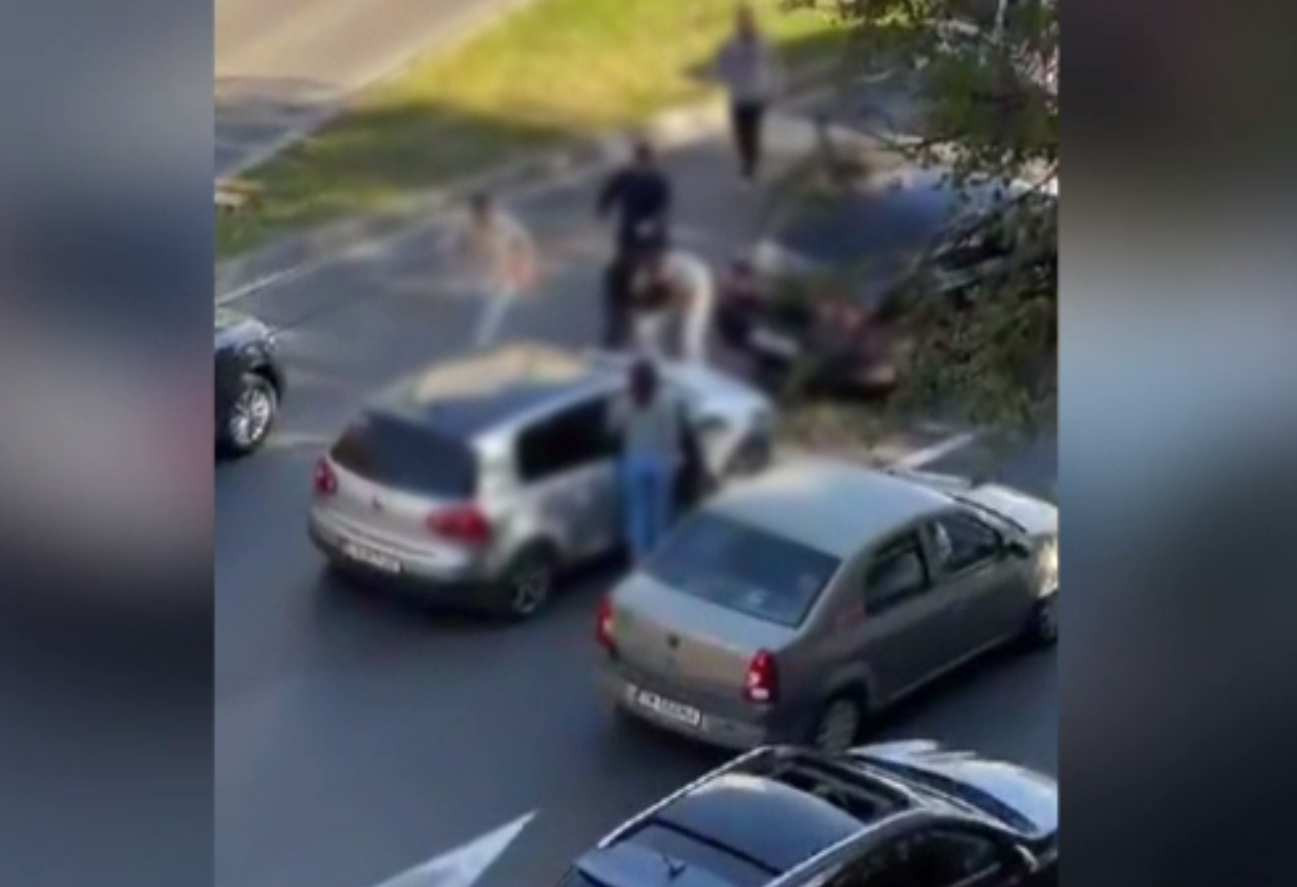 Scandal în trafic în Timișoara, cu pumni, palme și un spray lacrimogen, aplanat de polițiștii locali. De la ce a pornit totul