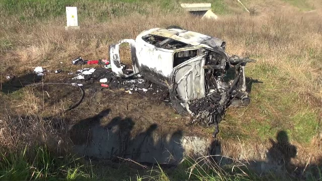 Femeia carbonizată în propria mașină a strigat după ajutor. Martorii au folosit extinctoare: „Era cu mâna sus”