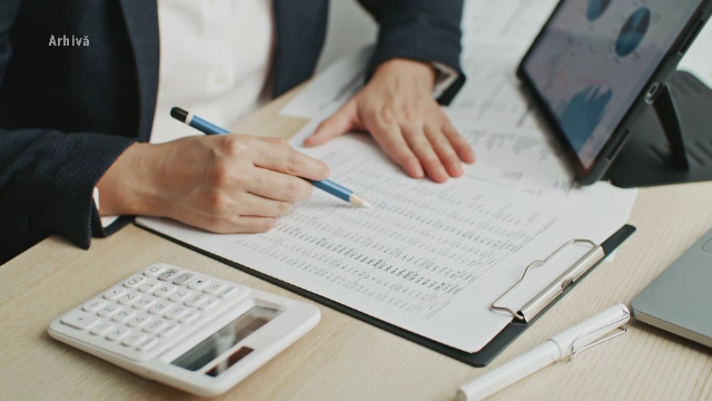 O contabilă de la MAE ar fi plătit salarii false iubitului ei și fiului acestuia, fără ca cei doi să fie angajați la minister