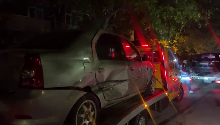 O femeie a pierdut controlul volanului și a lovit 13 mașini parcate, în București. FOTO