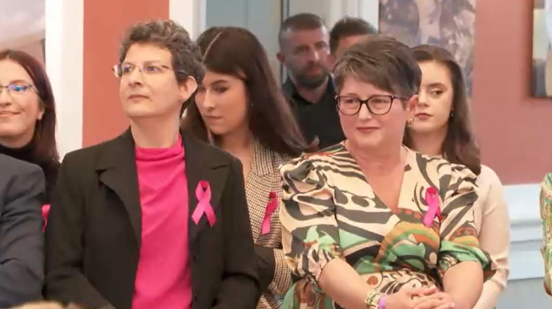 Expoziție emoționantă la Cluj-Napoca. O parte din poveștile a 12 pacienți oncologici, redate prin fotografie și pictură