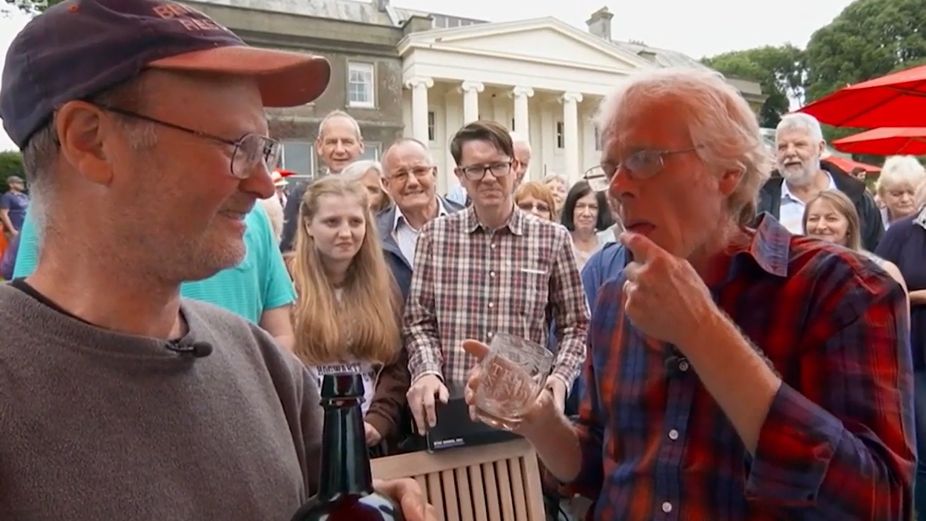 Un bărbat a găsit o sticlă veche de 180 de ani și a băut din conținutul ei. A regretat amarnic când și-a dat seama ce era