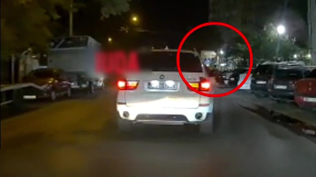 Polițiștii l-au prins pe cel care a tras cu un pistol dintr-o mașină, în mers, în București. Momentul a fost filmat