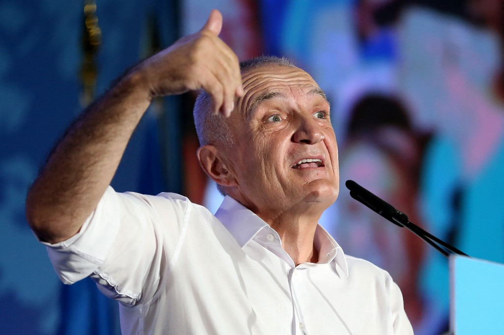 Fostul președinte albanez Ilir Meta a fost arestat. Momentul în care a fost „răpit” de mascați în Tirana