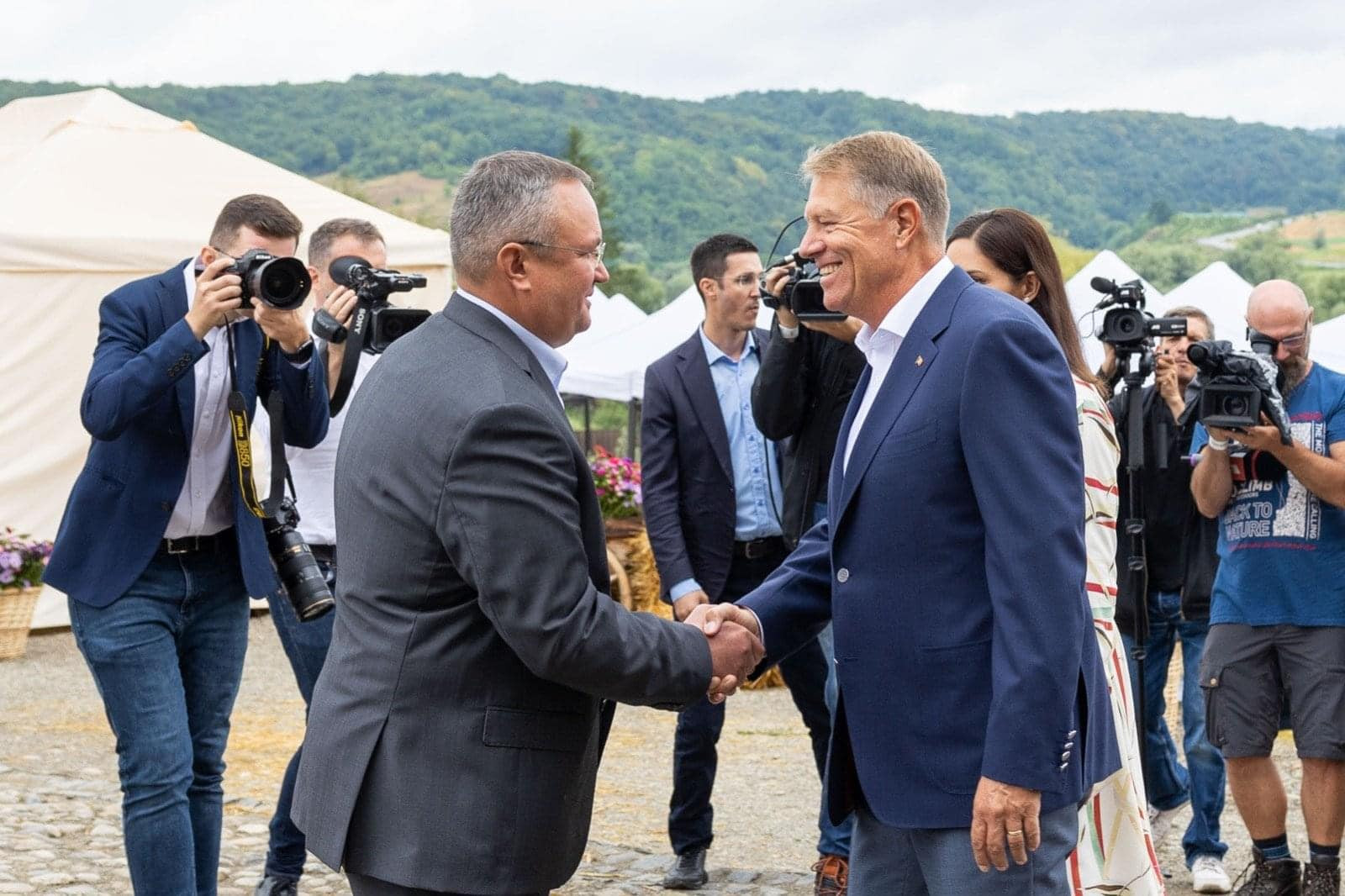 Elena Lasconi: ”Nicolae Ciucă i-a dat vila din Aviatorilor 86 lui Iohannis și a avut grijă luni în șir să ascundă asta”