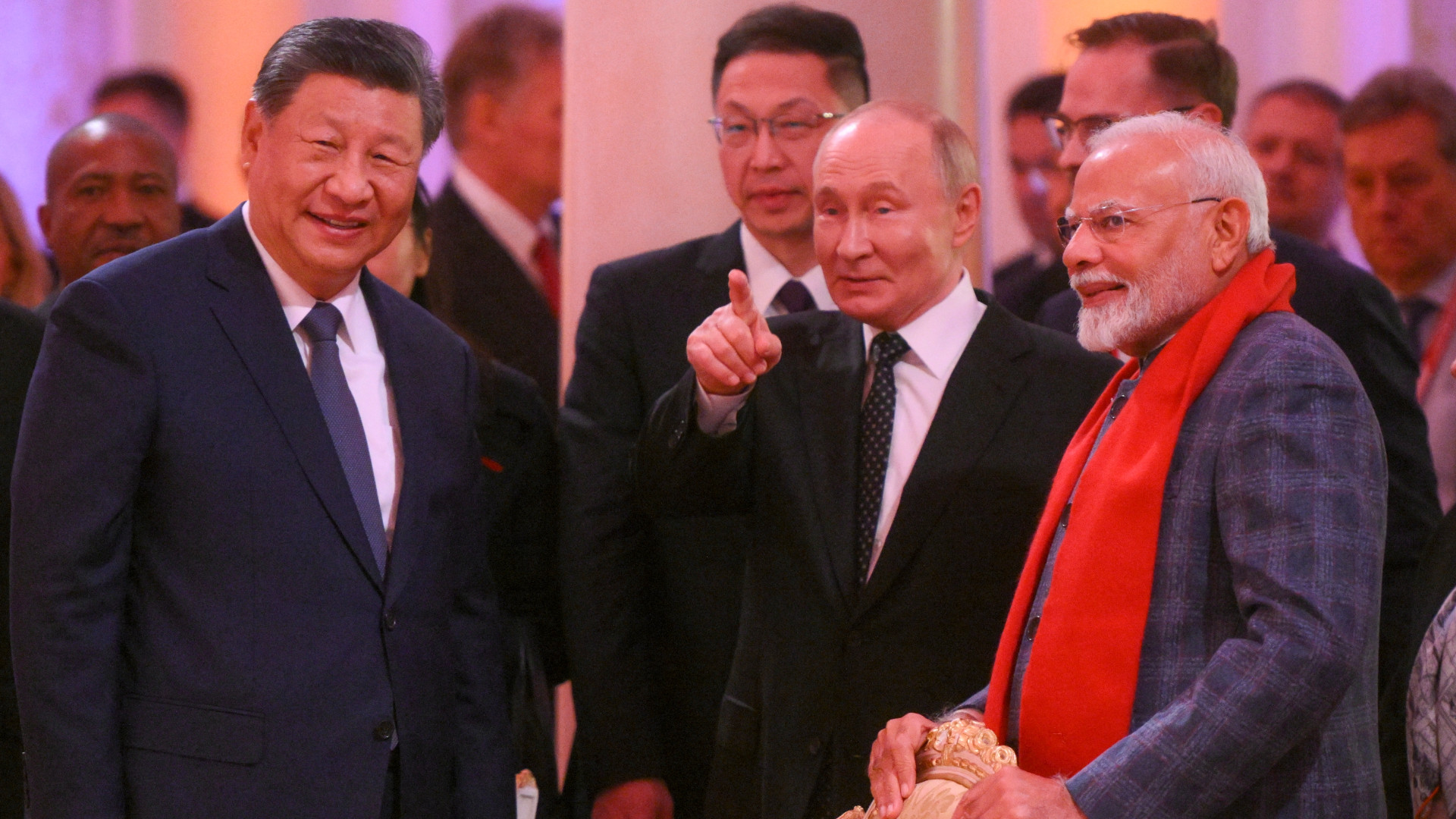 Zâmbete și voie bună la Summitul BRICS. Înconjurat de „dragi și vechi” prieteni și aliați, Putin transmite un mesaj Vestului