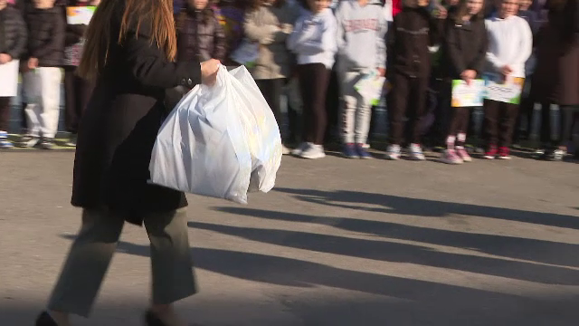 Concurs de reciclare în Târgu Jiu. Elevii de la o școală au strâns cinci tone de deșeuri. „Au venit chiar și cu dube”