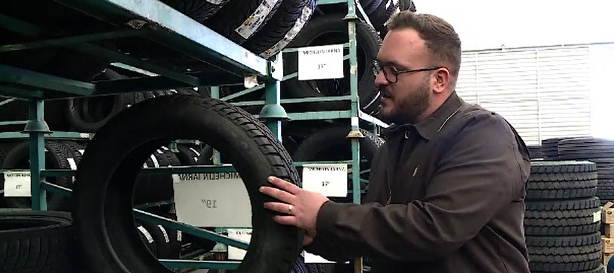 A început isteria schimbării anvelopelor. Cât costă să-ți echipezi mașina cu cauciucuri de iarnă