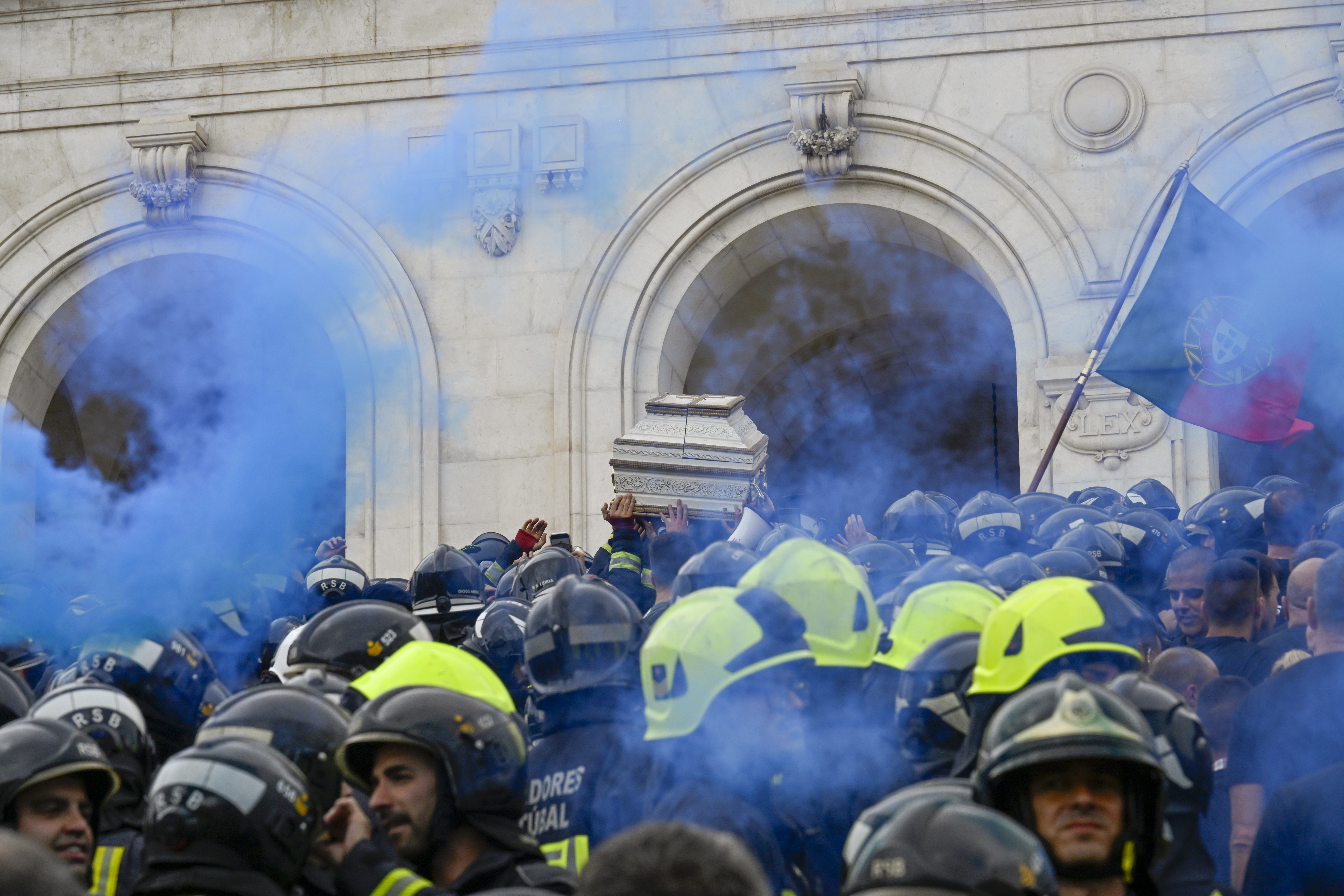 Proteste violente în Lisabona după ce poliţia a împuşcat un bărbat de culoare. VIDEO