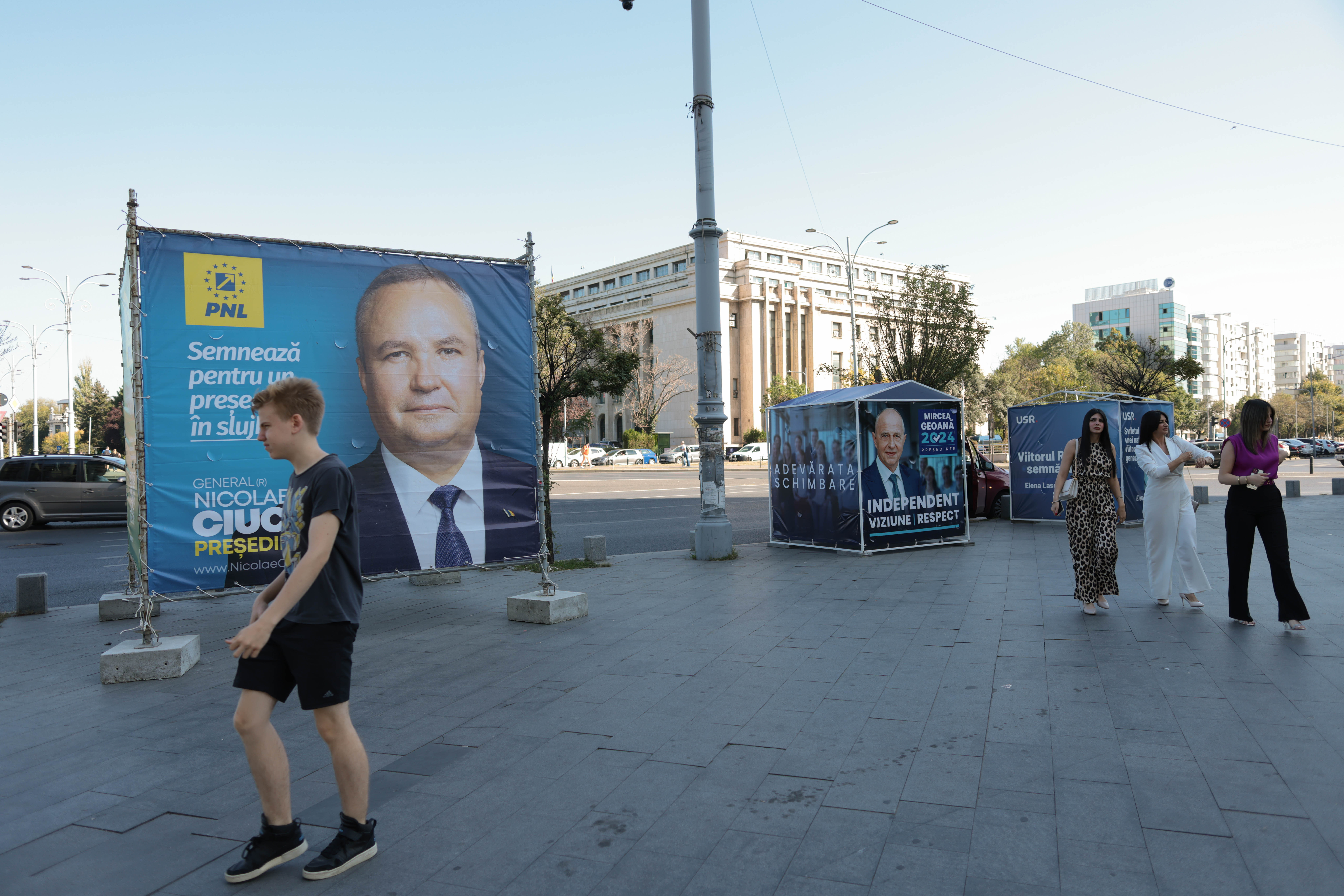 Dosar penal în Iaşi pentru furtul unui panou electoral. 2 persoane au fost amendate pentru continuarea campaniei electorale