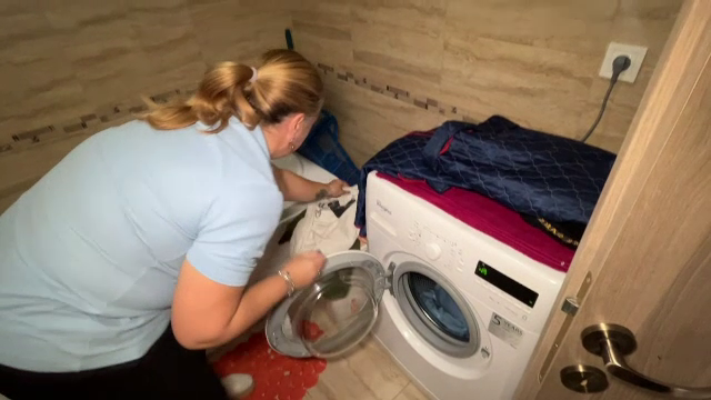 Cum trebuie să spălăm corect hainele pentru a nu ajunge la gunoi prea repede. Greșelile pe care le fac multe persoane