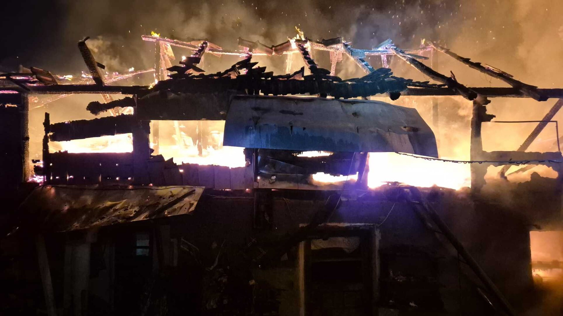 Incendiu devastator în Argeș. Pompierii s-au luptat două ore să oprescă flăcările care au distrus o casă și amenințau alta