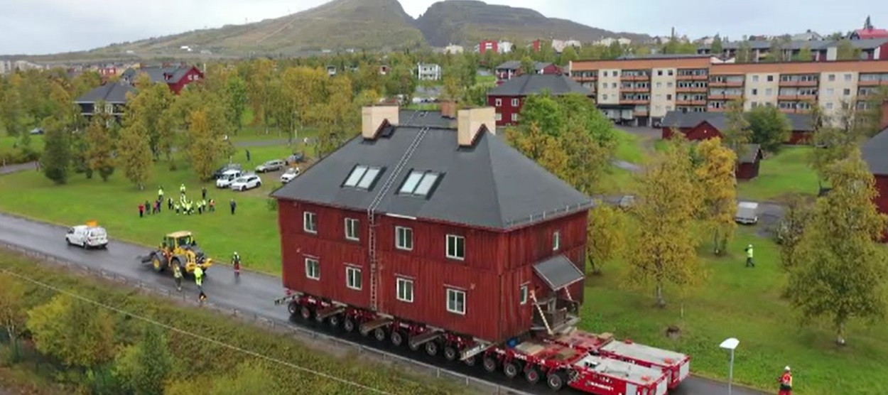 Și-au scos casele la plimbare. Țara în care locuitorii unui sat au fost obligați să se mute cu tot cu locuințe