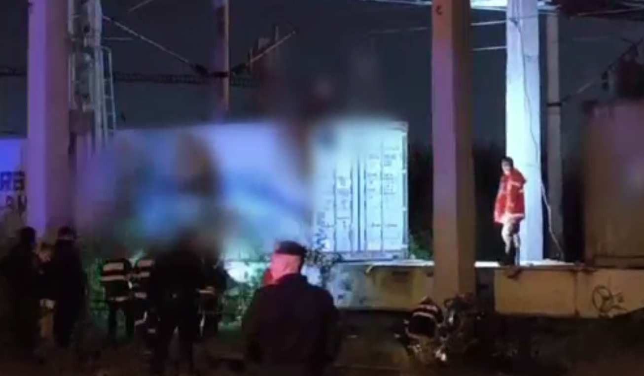 Adolescent cu arsuri grave, după ce s-a suit pe un vagon de tren. Ce au fost nevoiți să facă pompierii