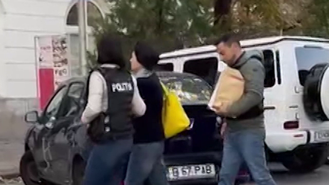 De la ce fel de persoane fura directoarea BRD care și-a transferat de 800 de ori banii clienților