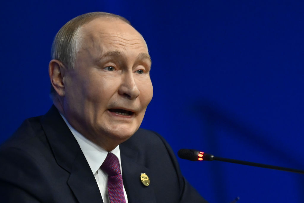 Putin, umilit într-o vizită oficială efectuată chiar la un partener de lungă durată. Ce a apărut pe ecran în timpul vizitei