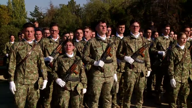 Sute de militari au rostit jurământul de credință în București, de Ziua Armatei Române. ”Am plâns, normal, se plânge”