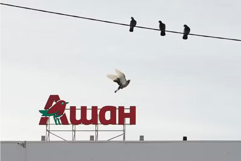 După doi ani de război magazine Auchan se închid în Rusia. Gazprombank va cumpăra afacerea rusească a lanțului